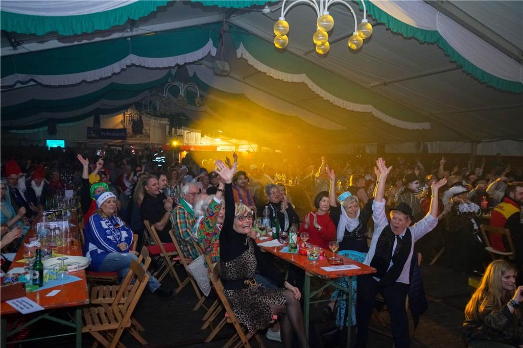 Grafenwälder Karneval in Kirchhellen: „2K2G“ mit Auswärtsspiel Zuletzt spielten die „8 Abgerichteten“ im Jahr 2019 drei Abende hintereinander vor einem ausverkauften Zelt in Grafenwald.