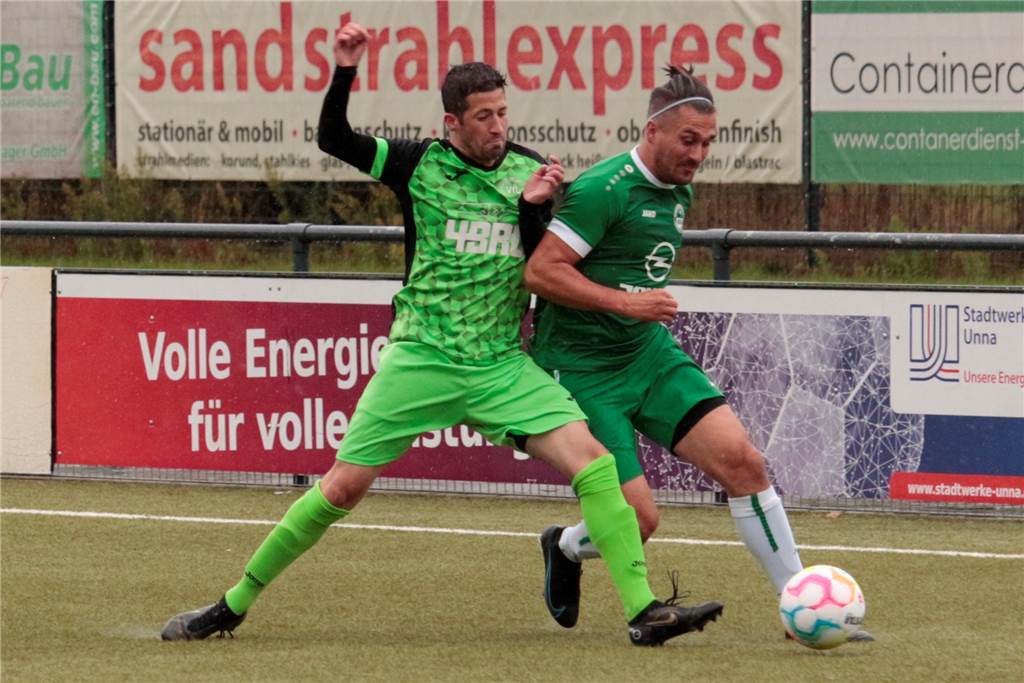 Sebastian Schnee wechselt von der SG Massen zum Werner SC Zuletzt trug Sebastian Schnee (r.) das Trikot der SG Massen.