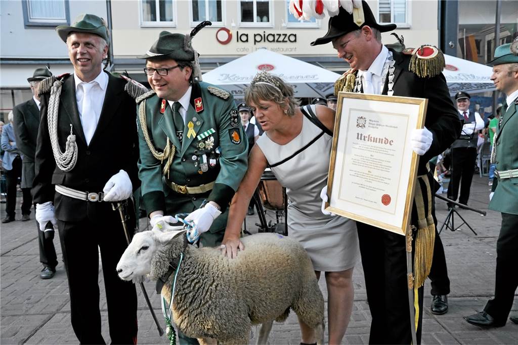 Historische Figuren sind in die Fußgängerzone von Dorsten zurückgekehrt Zuletzt überbrachten im Jahr 2013 die Kirchhellener Schüttzen ein Schaf namens „Eugen“ an die Dorstener Altstadtschützen.