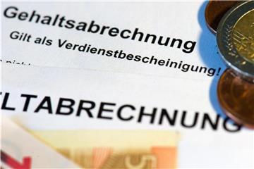 Zuletzt waren die Reallöhne im dritten Quartal 2013 im Jahresvergleich gesunken. Foto: Arno Burgi