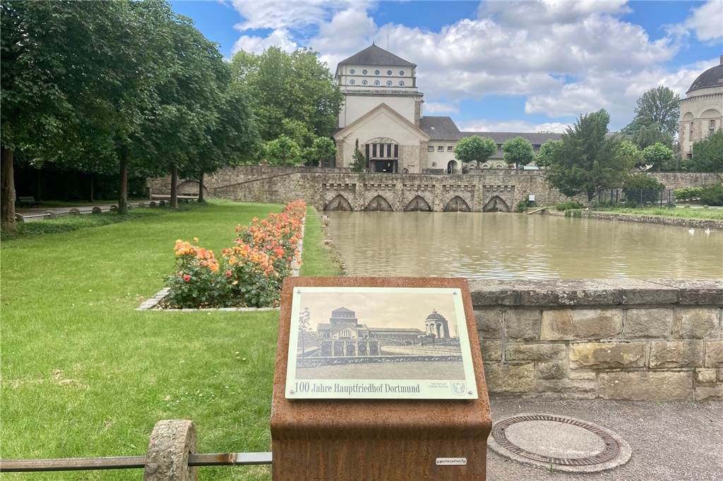 Das Geheimnis der ältesten Grabstätte auf dem Dortmunder Hauptfriedhof Zum 100-jährigen Bestehen des Hauptfriedhofs sind schon zahlreiche Stelen aufgestellt worden, die spannende Vergleiche zwischen historischen und aktuellen Ansichten ermöglichen.