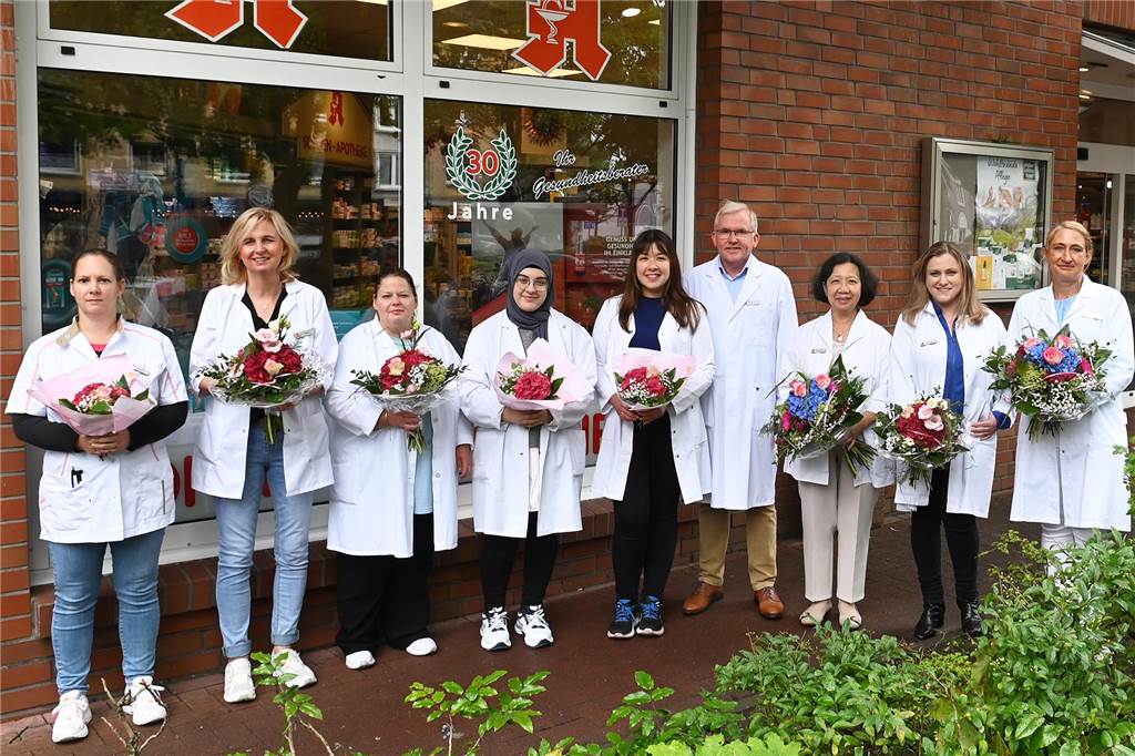 Dorstener Sonnenapotheke: Familienbetrieb seit 30 Jahren Zum 30-jährigen Bestehen der Sonnenapotheke gab es Blumen für die Mitarbeiterinnen.