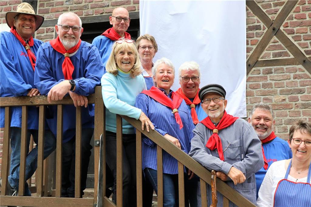 Events im Frühjahr: Festival, Kultur und Schützenfeste stehen an Menschen stehen vor der Mühle in Sythen.