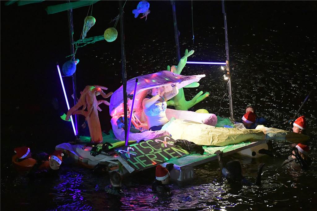 Nikolaus und Fackelschwimmen 2022 in Lünen: Entscheidung ist gefallen Ein beleuchtetes Floß auf der Lippe