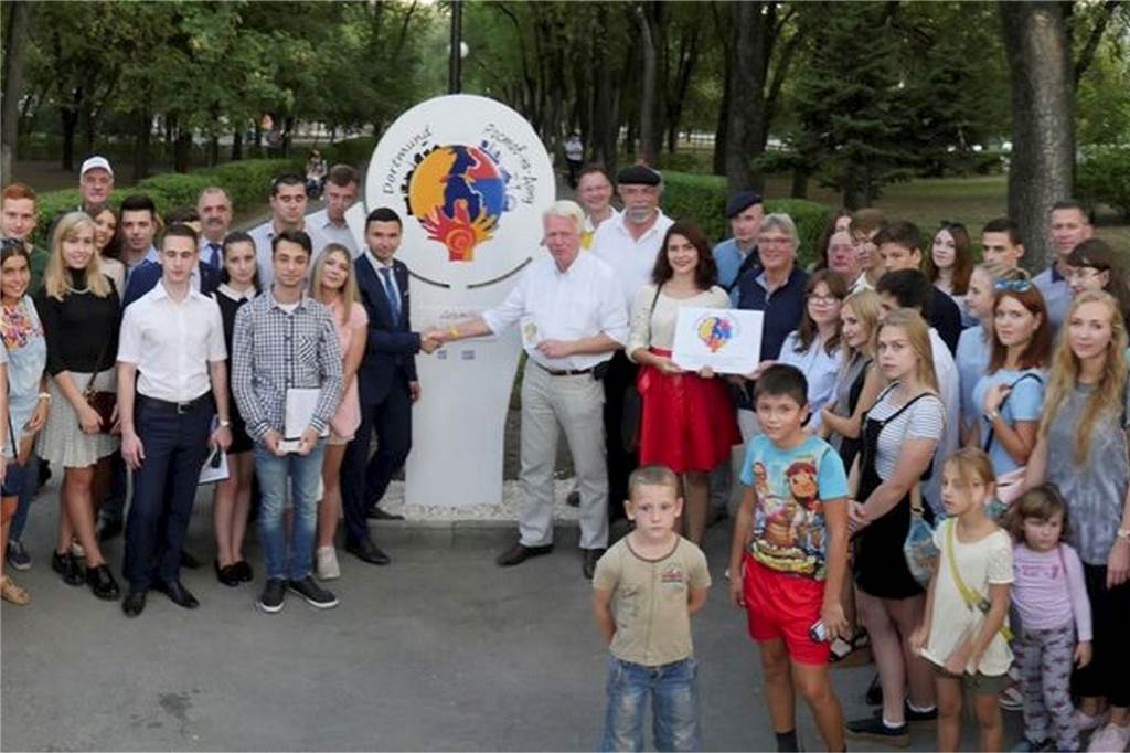 Russland-Ukraine-Konflikt: Viele Telefonate zwischen Dortmund und Rostow Klaus Henter, Ehrenvorsitzender des Schwimmvereins SV Derne (Mitte), hat Rostow unter anderem zum 75-jährigen Bestehen der Region besucht. Er wurde von Mikhail Chernyshev und der Dezernentin Galina Skripka für seinen ununterbrochenen Einsatz mit dem Stadtdiplom geehrt.