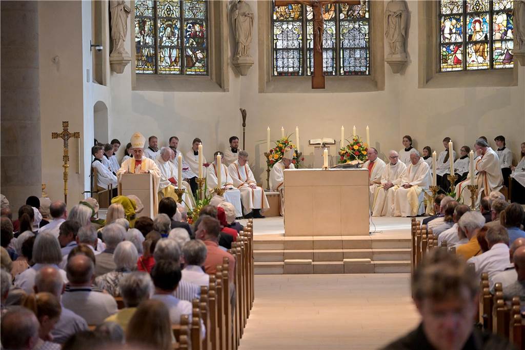 Stadtprozession geht zum 400. Mal durch Werne Zum 400. Mal jährte sich am Sonntag die Stadtprozession in Werne. Sogar ein Papst-Gesandter war dabei. Der Kirchplatz war gut besucht.