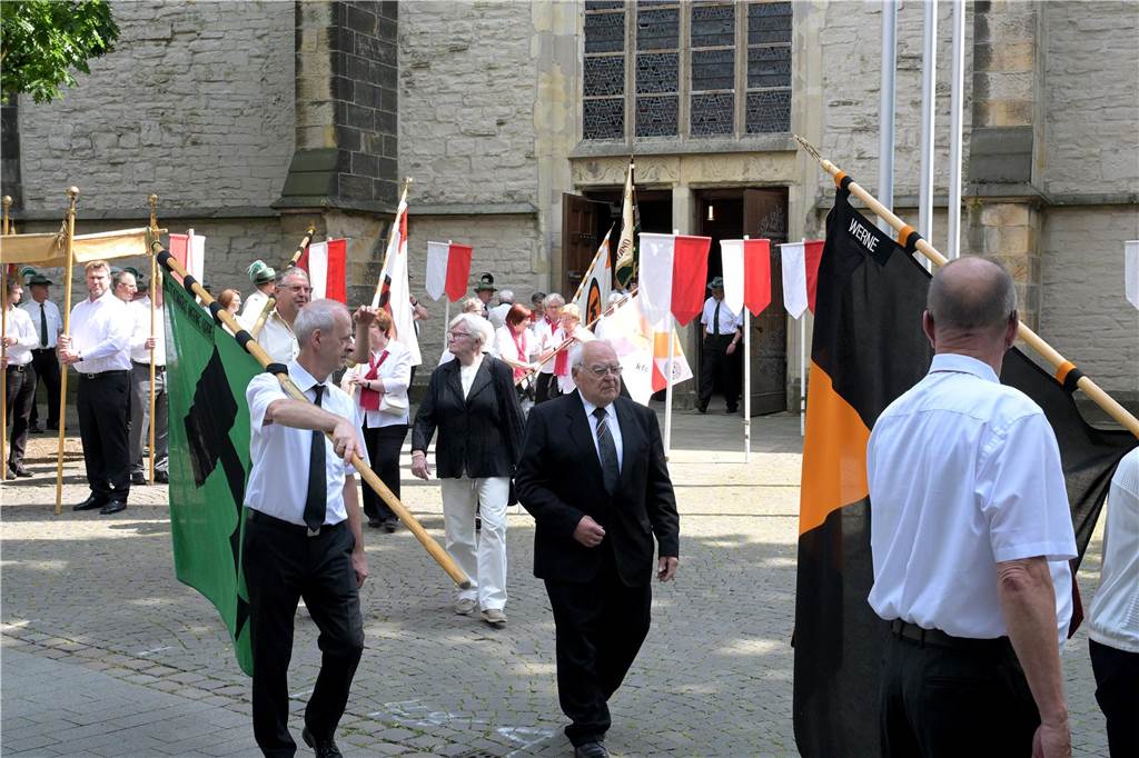 Stadtprozession geht zum 400. Mal durch Werne Zum 400. Mal jährte sich am Sonntag die Stadtprozession in Werne. Sogar ein Papst-Gesandter war dabei. Der Kirchplatz war gut besucht.