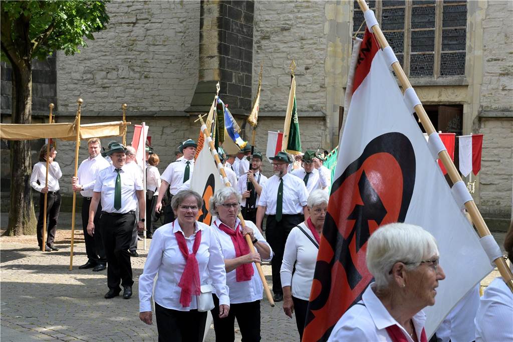 Stadtprozession geht zum 400. Mal durch Werne Zum 400. Mal jährte sich am Sonntag die Stadtprozession in Werne. Sogar ein Papst-Gesandter war dabei. Der Kirchplatz war gut besucht.