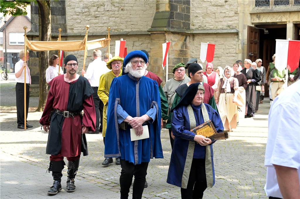Stadtprozession geht zum 400. Mal durch Werne Zum 400. Mal jährte sich am Sonntag die Stadtprozession in Werne. Sogar ein Papst-Gesandter war dabei. Der Kirchplatz war gut besucht.