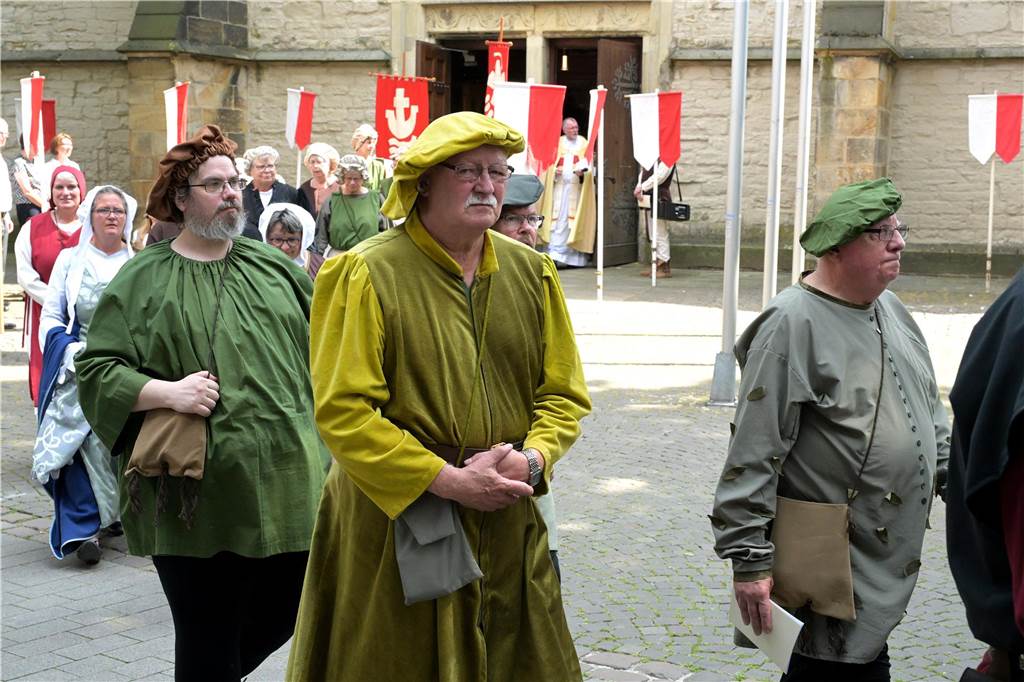 Stadtprozession geht zum 400. Mal durch Werne Zum 400. Mal jährte sich am Sonntag die Stadtprozession in Werne. Sogar ein Papst-Gesandter war dabei. Der Kirchplatz war gut besucht.
