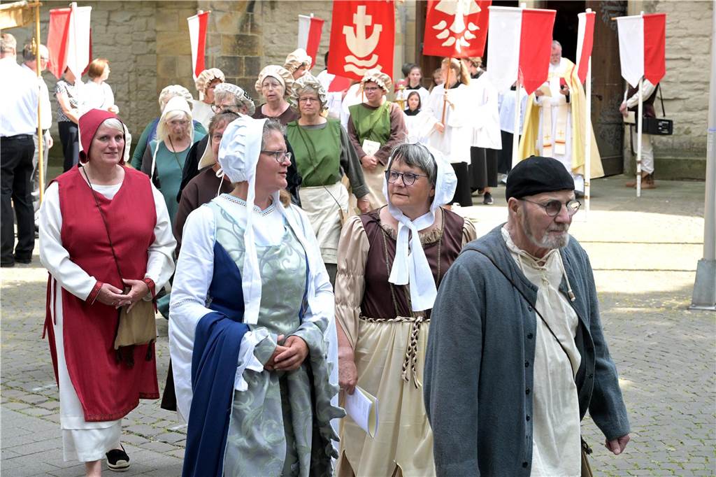 Stadtprozession geht zum 400. Mal durch Werne Zum 400. Mal jährte sich am Sonntag die Stadtprozession in Werne. Sogar ein Papst-Gesandter war dabei. Der Kirchplatz war gut besucht.