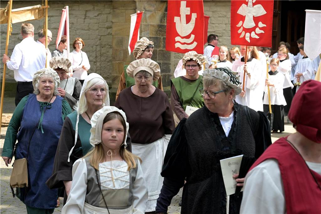 Stadtprozession geht zum 400. Mal durch Werne Zum 400. Mal jährte sich am Sonntag die Stadtprozession in Werne. Sogar ein Papst-Gesandter war dabei. Der Kirchplatz war gut besucht.