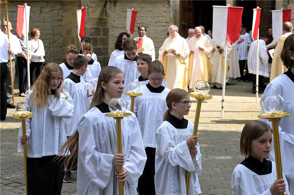 Stadtprozession geht zum 400. Mal durch Werne Zum 400. Mal jährte sich am Sonntag die Stadtprozession in Werne. Sogar ein Papst-Gesandter war dabei. Der Kirchplatz war gut besucht.