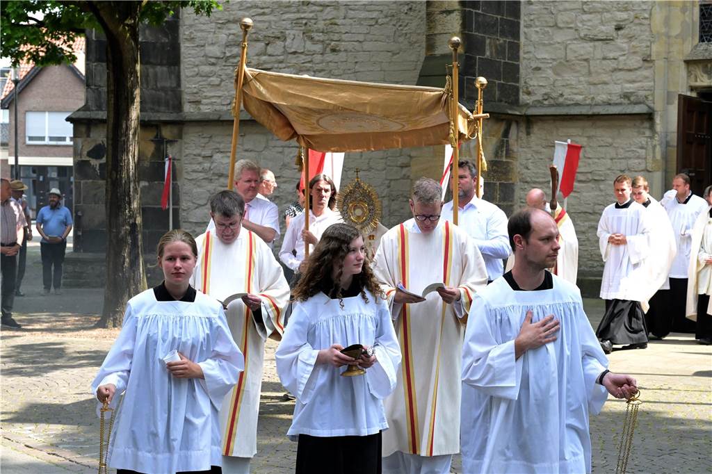 Stadtprozession geht zum 400. Mal durch Werne Zum 400. Mal jährte sich am Sonntag die Stadtprozession in Werne. Sogar ein Papst-Gesandter war dabei. Der Kirchplatz war gut besucht.