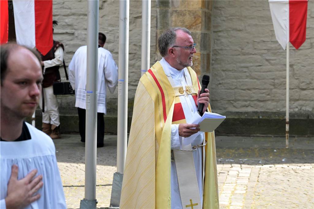 Stadtprozession geht zum 400. Mal durch Werne Zum 400. Mal jährte sich am Sonntag die Stadtprozession in Werne. Sogar ein Papst-Gesandter war dabei. Der Kirchplatz war gut besucht.