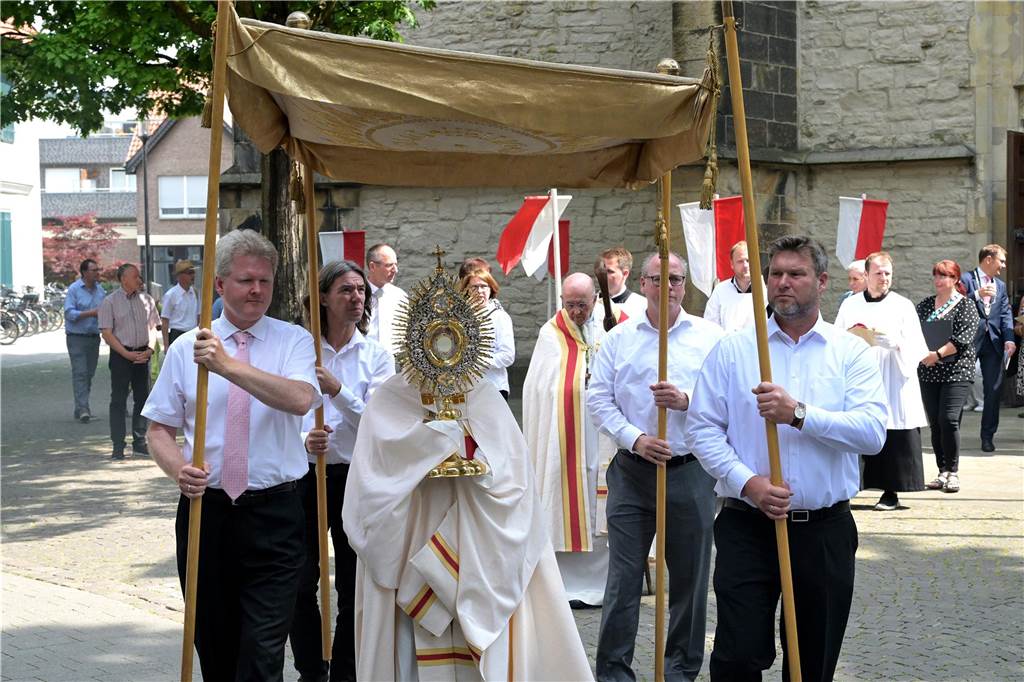 Stadtprozession geht zum 400. Mal durch Werne Zum 400. Mal jährte sich am Sonntag die Stadtprozession in Werne. Sogar ein Papst-Gesandter war dabei. Der Kirchplatz war gut besucht.