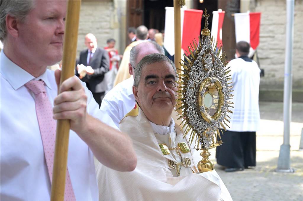 Stadtprozession geht zum 400. Mal durch Werne Zum 400. Mal jährte sich am Sonntag die Stadtprozession in Werne. Sogar ein Papst-Gesandter war dabei. Der Kirchplatz war gut besucht.