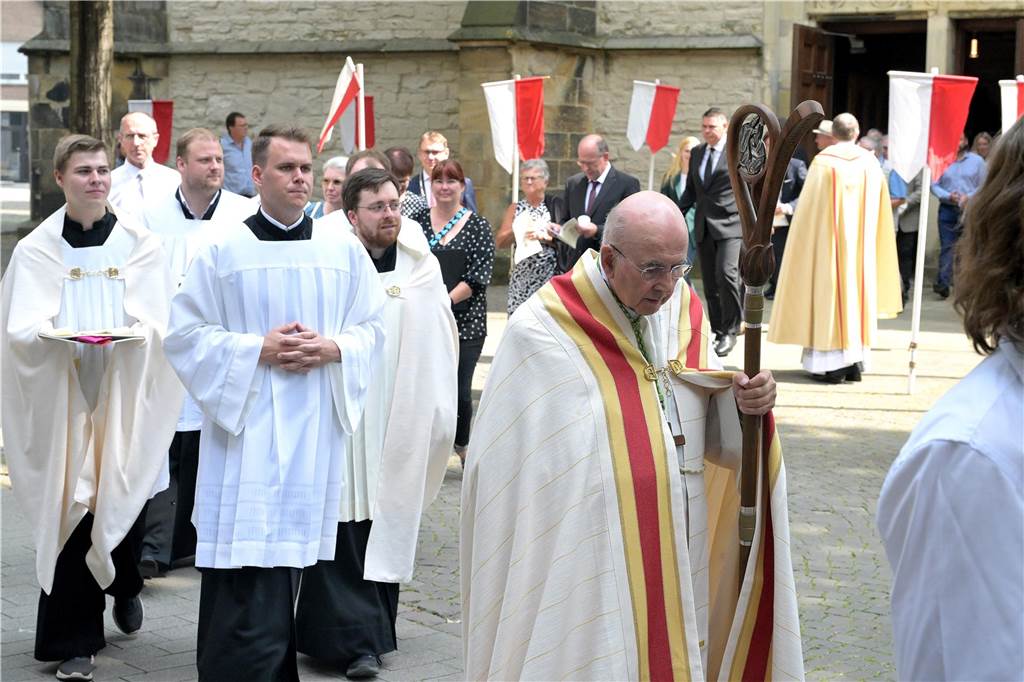 Stadtprozession geht zum 400. Mal durch Werne Zum 400. Mal jährte sich am Sonntag die Stadtprozession in Werne. Sogar ein Papst-Gesandter war dabei. Der Kirchplatz war gut besucht.
