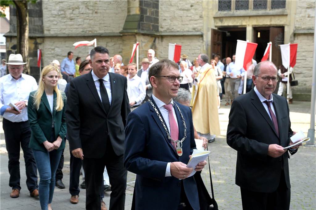 Stadtprozession geht zum 400. Mal durch Werne Zum 400. Mal jährte sich am Sonntag die Stadtprozession in Werne. Sogar ein Papst-Gesandter war dabei. Der Kirchplatz war gut besucht.