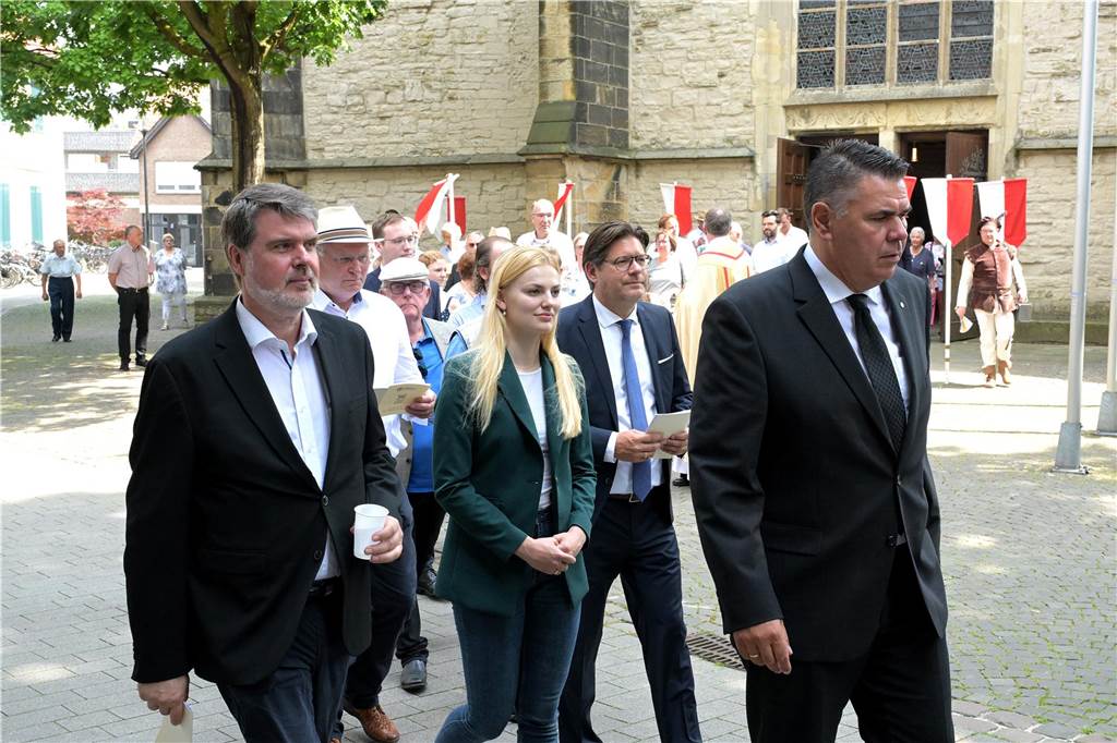 Stadtprozession geht zum 400. Mal durch Werne Zum 400. Mal jährte sich am Sonntag die Stadtprozession in Werne. Sogar ein Papst-Gesandter war dabei. Der Kirchplatz war gut besucht.