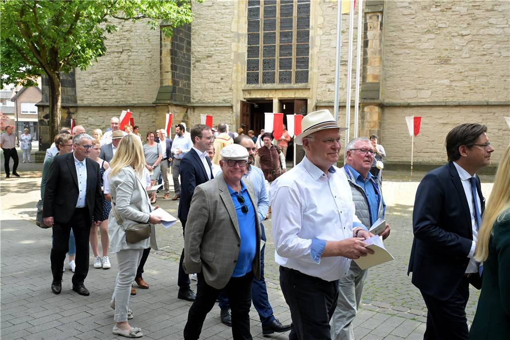 Stadtprozession geht zum 400. Mal durch Werne Zum 400. Mal jährte sich am Sonntag die Stadtprozession in Werne. Sogar ein Papst-Gesandter war dabei. Der Kirchplatz war gut besucht.