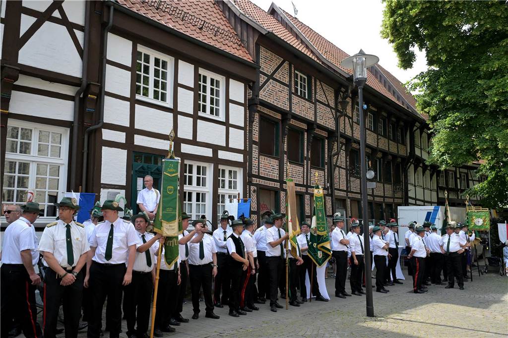 Stadtprozession geht zum 400. Mal durch Werne Zum 400. Mal jährte sich am Sonntag die Stadtprozession in Werne. Sogar ein Papst-Gesandter war dabei. Der Kirchplatz war gut besucht.