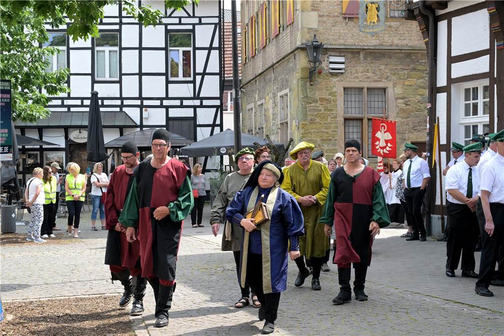 Stadtprozession geht zum 400. Mal durch Werne Zum 400. Mal jährte sich am Sonntag die Stadtprozession in Werne. Sogar ein Papst-Gesandter war dabei. Der Kirchplatz war gut besucht.