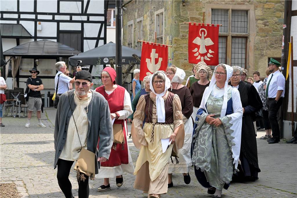 Stadtprozession geht zum 400. Mal durch Werne Zum 400. Mal jährte sich am Sonntag die Stadtprozession in Werne. Sogar ein Papst-Gesandter war dabei. Der Kirchplatz war gut besucht.