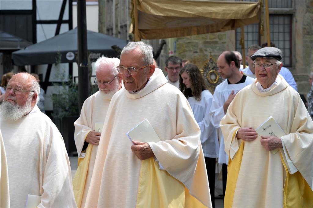 Stadtprozession geht zum 400. Mal durch Werne Zum 400. Mal jährte sich am Sonntag die Stadtprozession in Werne. Sogar ein Papst-Gesandter war dabei. Der Kirchplatz war gut besucht.