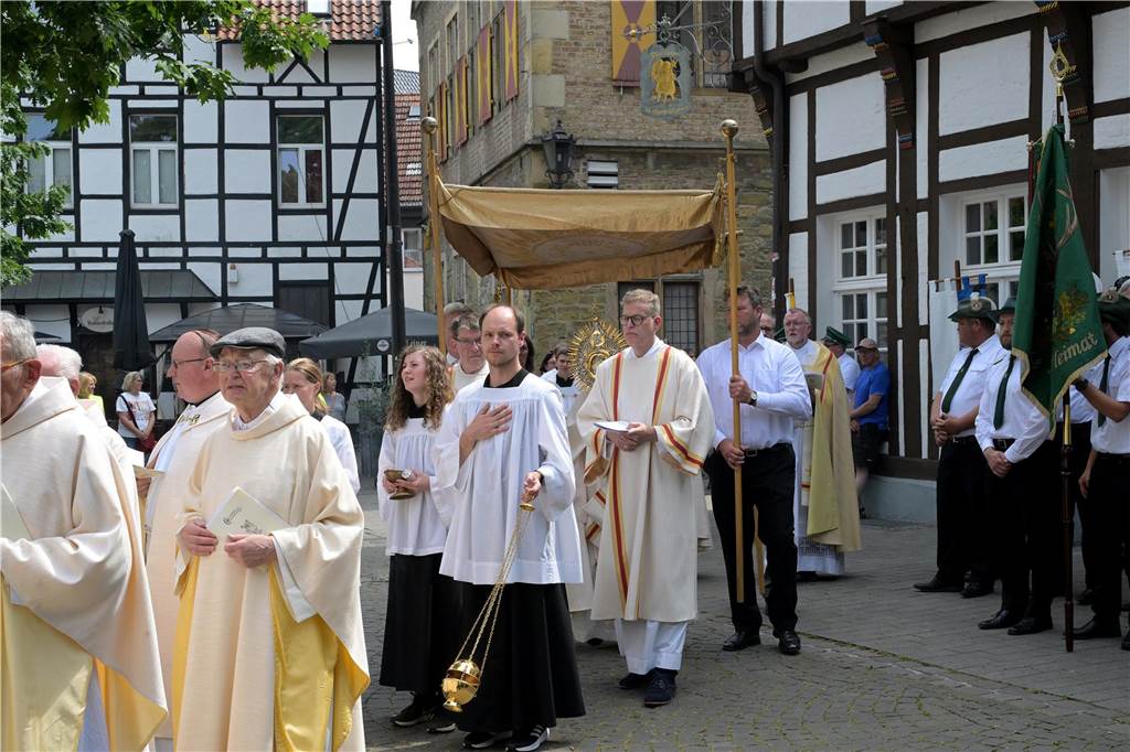 Stadtprozession geht zum 400. Mal durch Werne Zum 400. Mal jährte sich am Sonntag die Stadtprozession in Werne. Sogar ein Papst-Gesandter war dabei. Der Kirchplatz war gut besucht.