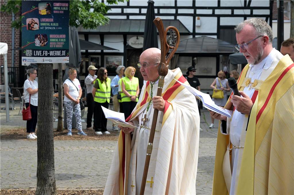 Stadtprozession geht zum 400. Mal durch Werne Zum 400. Mal jährte sich am Sonntag die Stadtprozession in Werne. Sogar ein Papst-Gesandter war dabei. Der Kirchplatz war gut besucht.