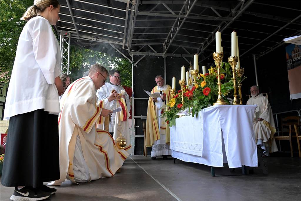 Stadtprozession geht zum 400. Mal durch Werne Zum 400. Mal jährte sich am Sonntag die Stadtprozession in Werne. Sogar ein Papst-Gesandter war dabei. Der Kirchplatz war gut besucht.