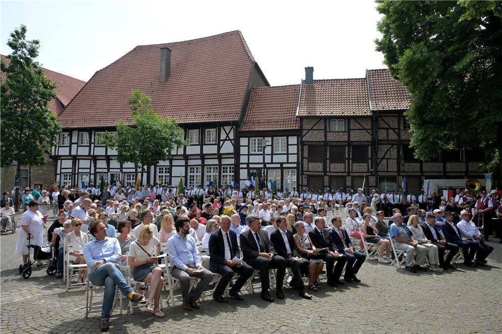 Stadtprozession geht zum 400. Mal durch Werne Zum 400. Mal jährte sich am Sonntag die Stadtprozession in Werne. Sogar ein Papst-Gesandter war dabei. Der Kirchplatz war gut besucht.