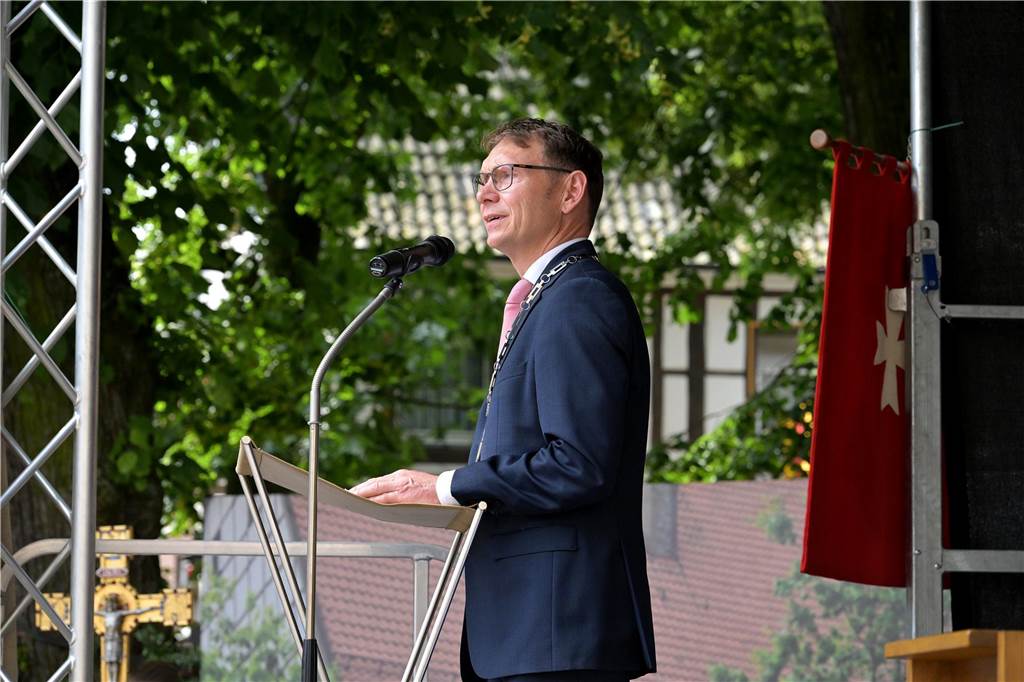Stadtprozession geht zum 400. Mal durch Werne Zum 400. Mal jährte sich am Sonntag die Stadtprozession in Werne. Sogar ein Papst-Gesandter war dabei. Der Kirchplatz war gut besucht.