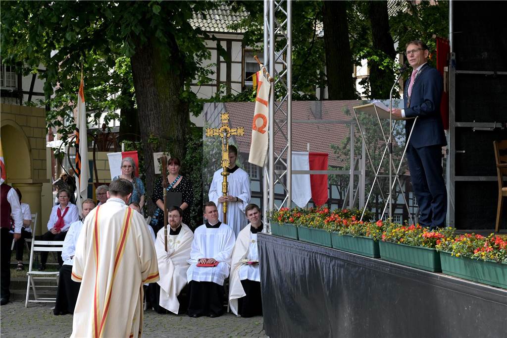Stadtprozession geht zum 400. Mal durch Werne Zum 400. Mal jährte sich am Sonntag die Stadtprozession in Werne. Sogar ein Papst-Gesandter war dabei. Der Kirchplatz war gut besucht.