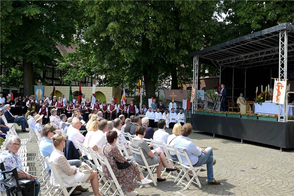 Stadtprozession geht zum 400. Mal durch Werne Zum 400. Mal jährte sich am Sonntag die Stadtprozession in Werne. Sogar ein Papst-Gesandter war dabei. Der Kirchplatz war gut besucht.