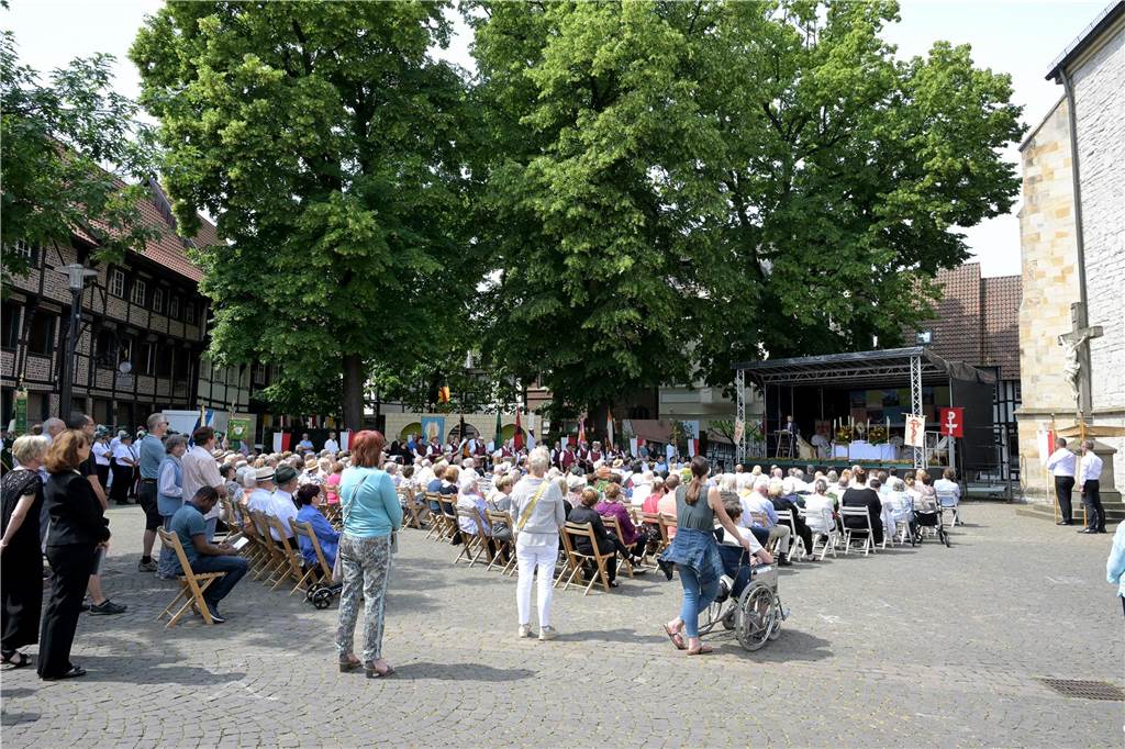 Stadtprozession geht zum 400. Mal durch Werne Zum 400. Mal jährte sich am Sonntag die Stadtprozession in Werne. Sogar ein Papst-Gesandter war dabei. Der Kirchplatz war gut besucht.
