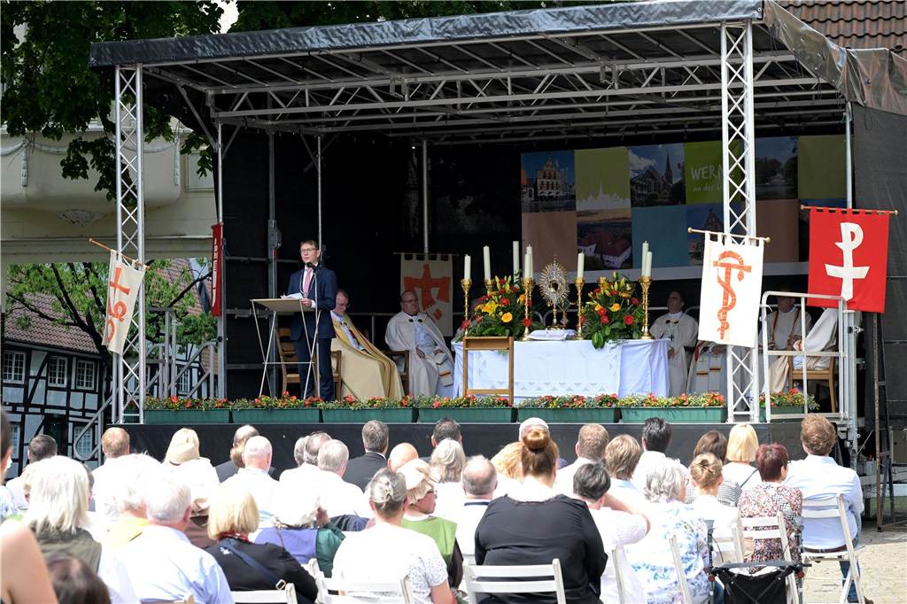 Stadtprozession geht zum 400. Mal durch Werne Zum 400. Mal jährte sich am Sonntag die Stadtprozession in Werne. Sogar ein Papst-Gesandter war dabei. Der Kirchplatz war gut besucht.