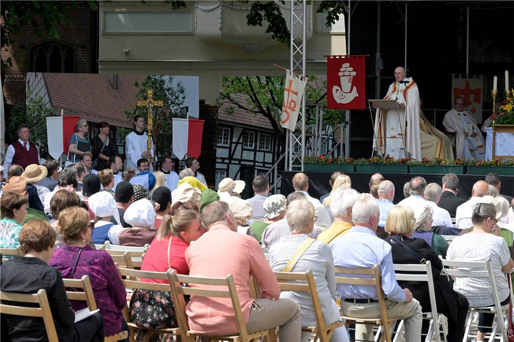 Stadtprozession geht zum 400. Mal durch Werne Zum 400. Mal jährte sich am Sonntag die Stadtprozession in Werne. Sogar ein Papst-Gesandter war dabei. Der Kirchplatz war gut besucht.