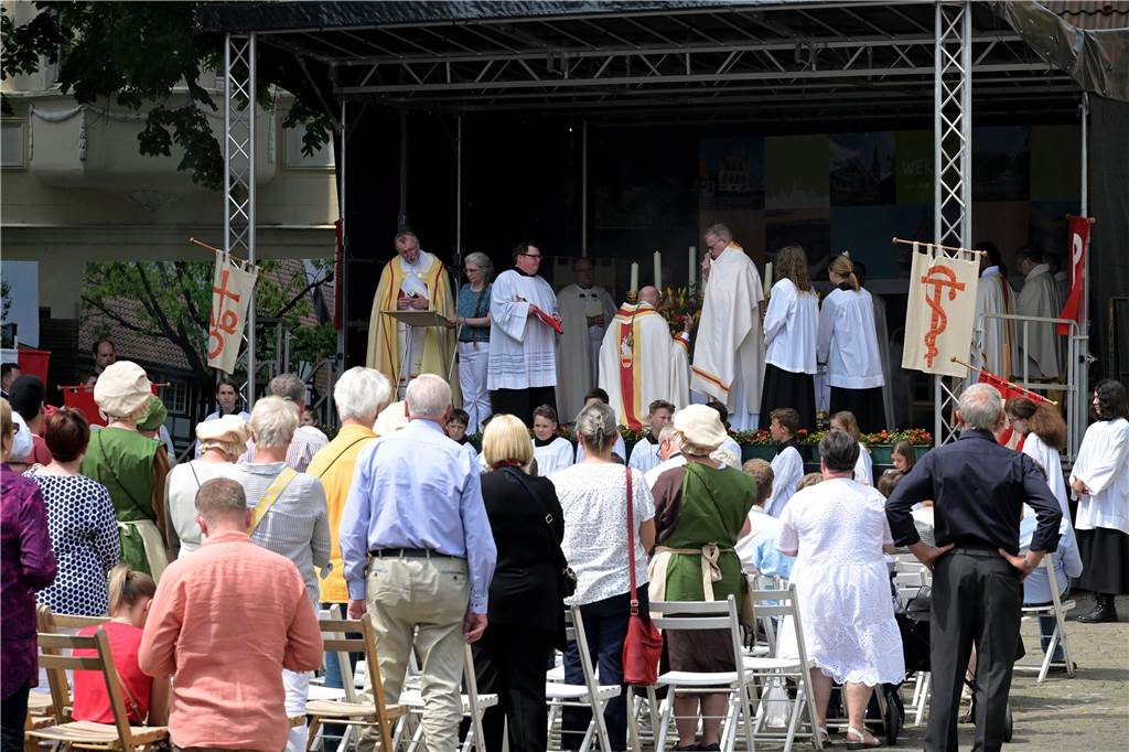 Stadtprozession geht zum 400. Mal durch Werne Zum 400. Mal jährte sich am Sonntag die Stadtprozession in Werne. Sogar ein Papst-Gesandter war dabei. Der Kirchplatz war gut besucht.