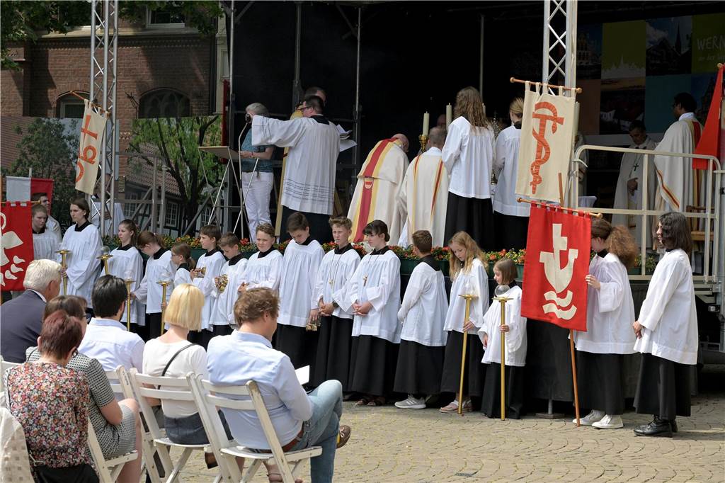Stadtprozession geht zum 400. Mal durch Werne Zum 400. Mal jährte sich am Sonntag die Stadtprozession in Werne. Sogar ein Papst-Gesandter war dabei. Der Kirchplatz war gut besucht.