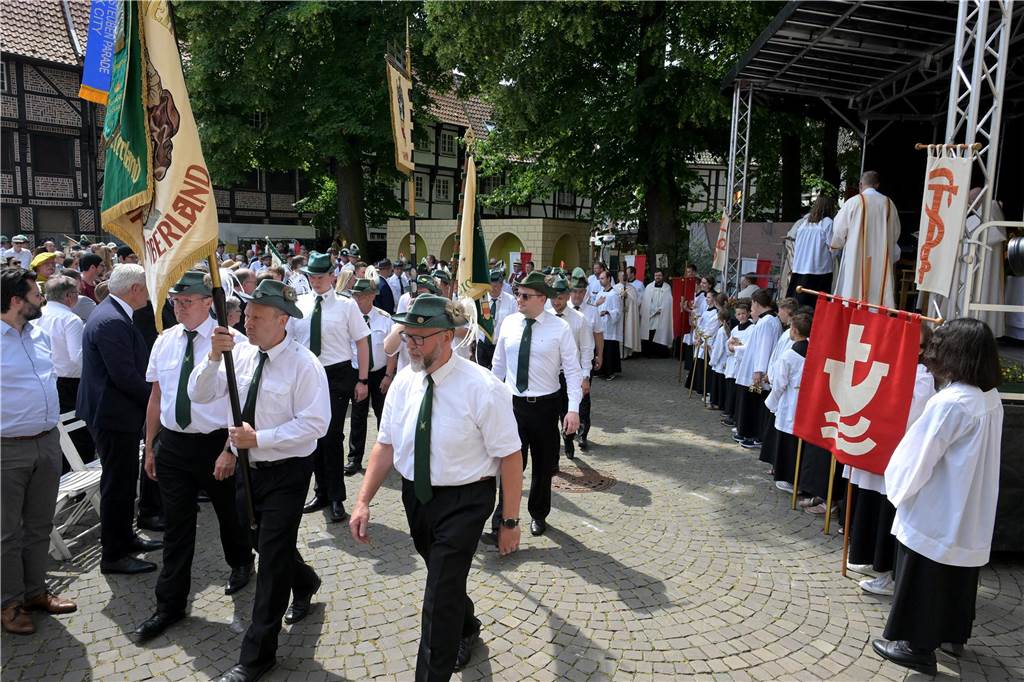 Stadtprozession geht zum 400. Mal durch Werne Zum 400. Mal jährte sich am Sonntag die Stadtprozession in Werne. Sogar ein Papst-Gesandter war dabei. Der Kirchplatz war gut besucht.