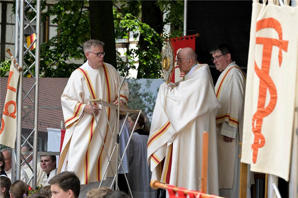 Stadtprozession geht zum 400. Mal durch Werne Zum 400. Mal jährte sich am Sonntag die Stadtprozession in Werne. Sogar ein Papst-Gesandter war dabei. Der Kirchplatz war gut besucht.