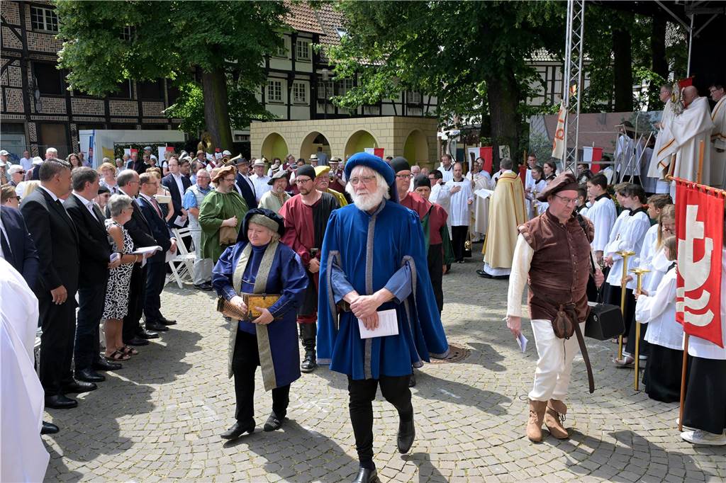 Stadtprozession geht zum 400. Mal durch Werne Zum 400. Mal jährte sich am Sonntag die Stadtprozession in Werne. Sogar ein Papst-Gesandter war dabei. Der Kirchplatz war gut besucht.