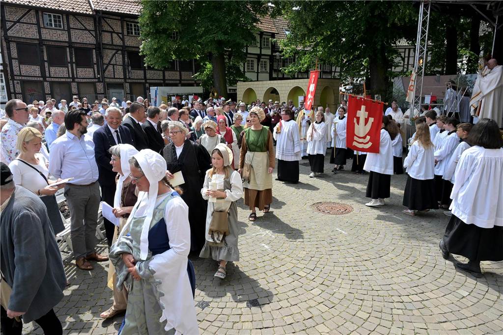 Stadtprozession geht zum 400. Mal durch Werne Zum 400. Mal jährte sich am Sonntag die Stadtprozession in Werne. Sogar ein Papst-Gesandter war dabei. Der Kirchplatz war gut besucht.
