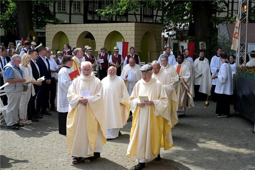 Stadtprozession geht zum 400. Mal durch Werne Zum 400. Mal jährte sich am Sonntag die Stadtprozession in Werne. Sogar ein Papst-Gesandter war dabei. Der Kirchplatz war gut besucht.