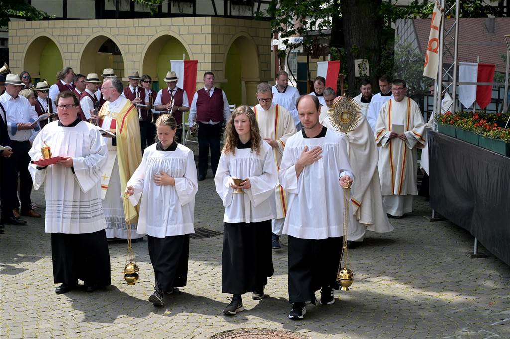 Stadtprozession geht zum 400. Mal durch Werne Zum 400. Mal jährte sich am Sonntag die Stadtprozession in Werne. Sogar ein Papst-Gesandter war dabei. Der Kirchplatz war gut besucht.