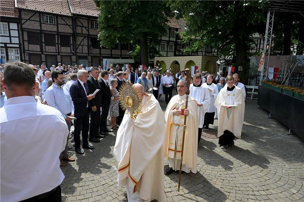 Stadtprozession geht zum 400. Mal durch Werne Zum 400. Mal jährte sich am Sonntag die Stadtprozession in Werne. Sogar ein Papst-Gesandter war dabei. Der Kirchplatz war gut besucht.