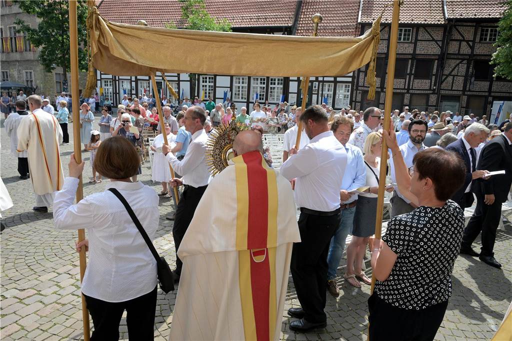Stadtprozession geht zum 400. Mal durch Werne Zum 400. Mal jährte sich am Sonntag die Stadtprozession in Werne. Sogar ein Papst-Gesandter war dabei. Der Kirchplatz war gut besucht.