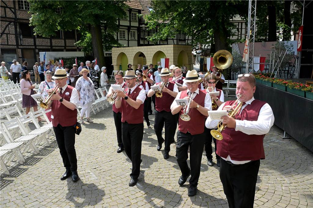 Stadtprozession geht zum 400. Mal durch Werne Zum 400. Mal jährte sich am Sonntag die Stadtprozession in Werne. Sogar ein Papst-Gesandter war dabei. Der Kirchplatz war gut besucht.